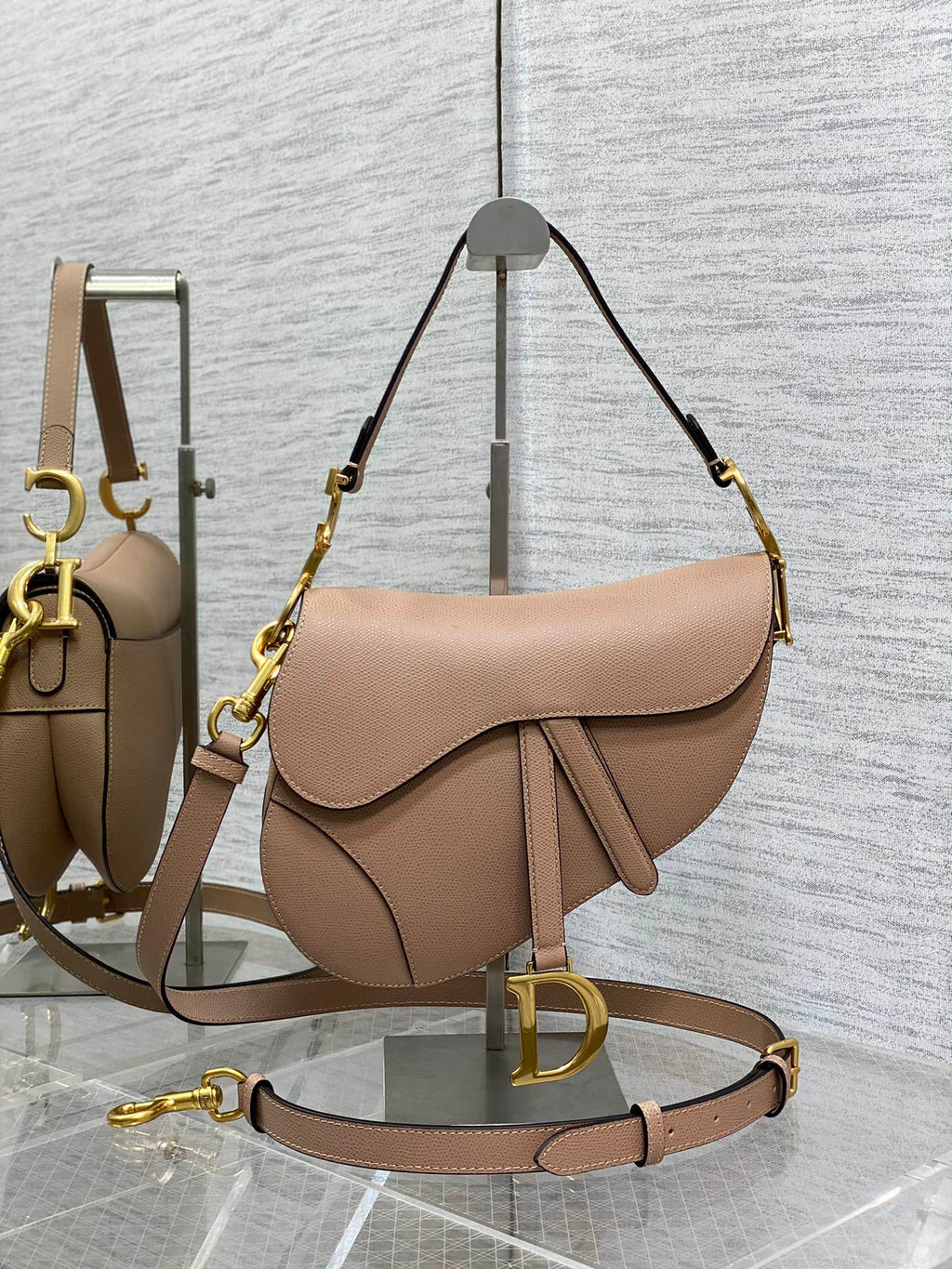 6. Dior Saddle Bag M0455 on a woman¡¯s shoulder with leather jacket