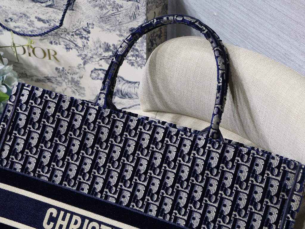 Dior M1286 Large Book Tote Blue velvet Oblique Embroidery