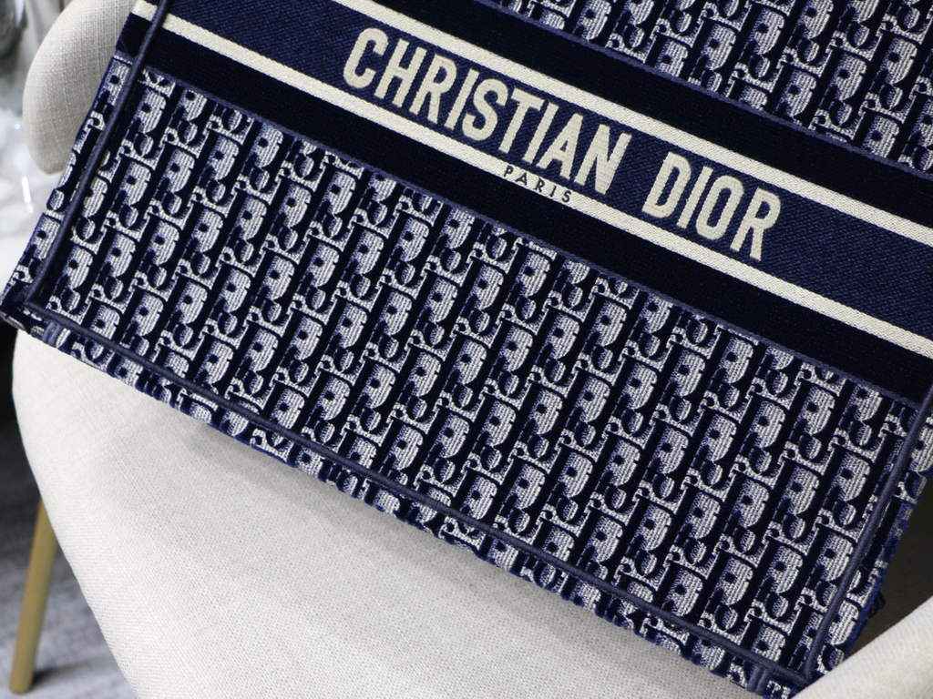 Dior M1286 Large Book Tote Blue velvet Oblique Embroidery