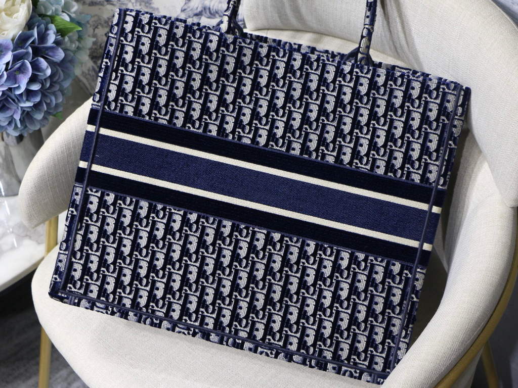 Dior M1286 Large Book Tote Blue velvet Oblique Embroidery