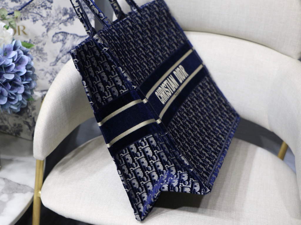 Dior M1286 Large Book Tote Blue velvet Oblique Embroidery