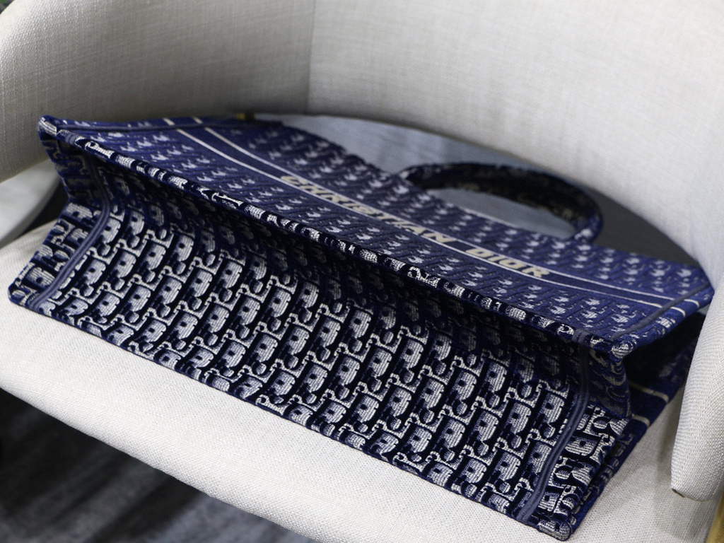 Dior M1286 Large Book Tote Blue velvet Oblique Embroidery