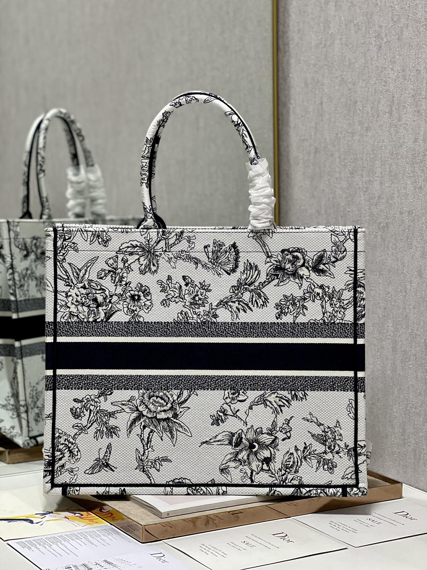 Dior M1286 Large Book Tote Powder Jardin Botanique Embroidery Beige