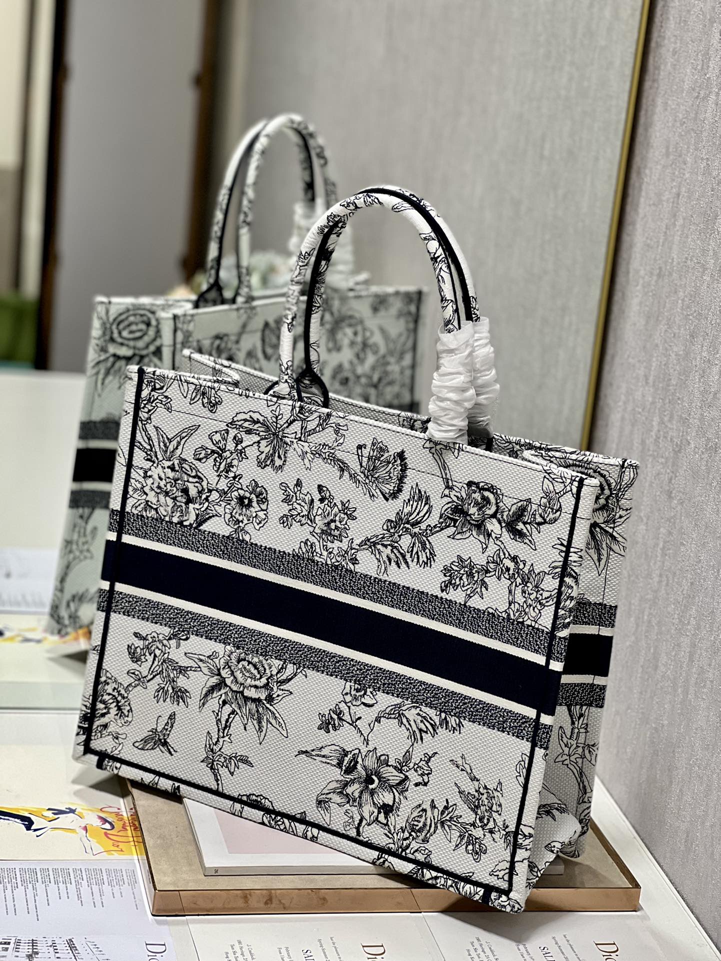 Dior M1286 Large Book Tote Powder Jardin Botanique Embroidery Beige