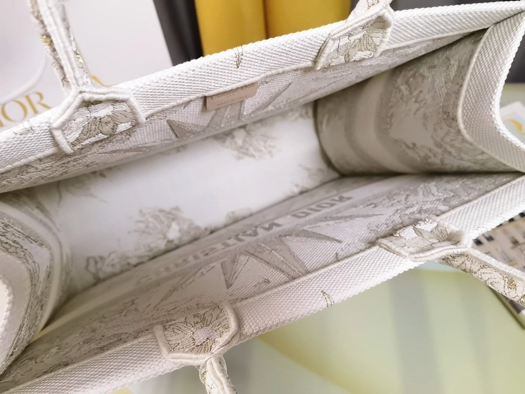Dior M1286 Large Book Tote Rêve d'Infini with Gold-Tone Metallic Thread