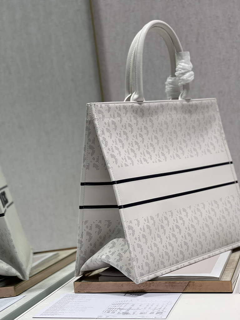 Dior M1286 Large Book Tote White Oblique Calfskin