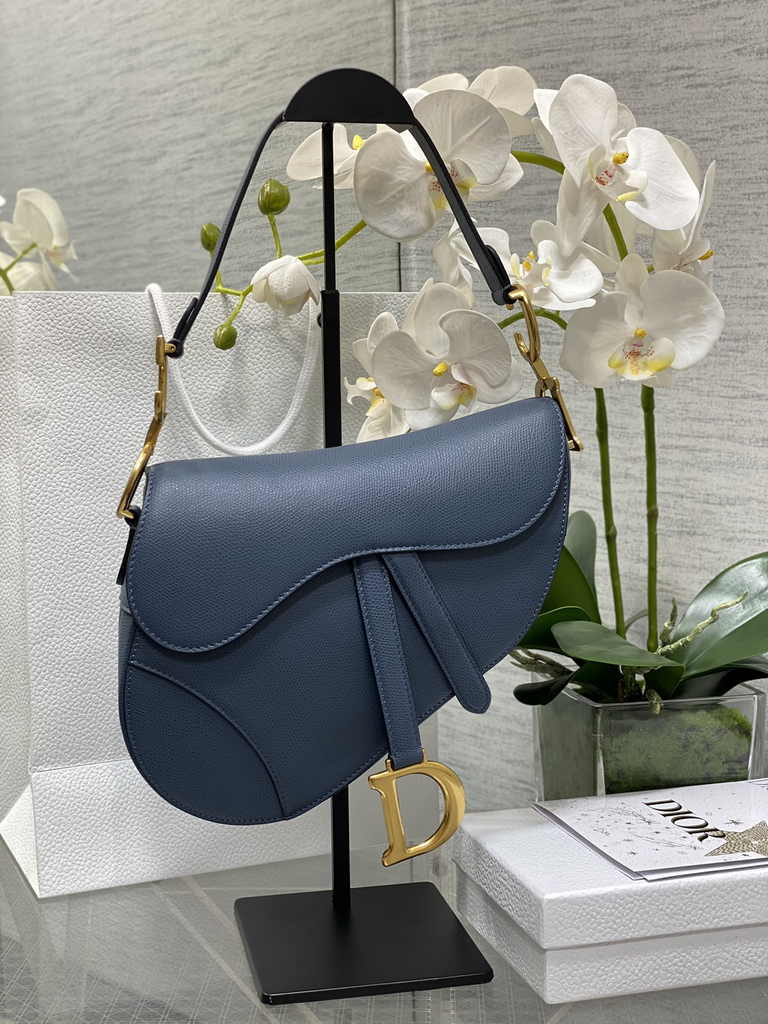 21. Dior Saddle Bag with strap M0455 lightweight and structured silhouette