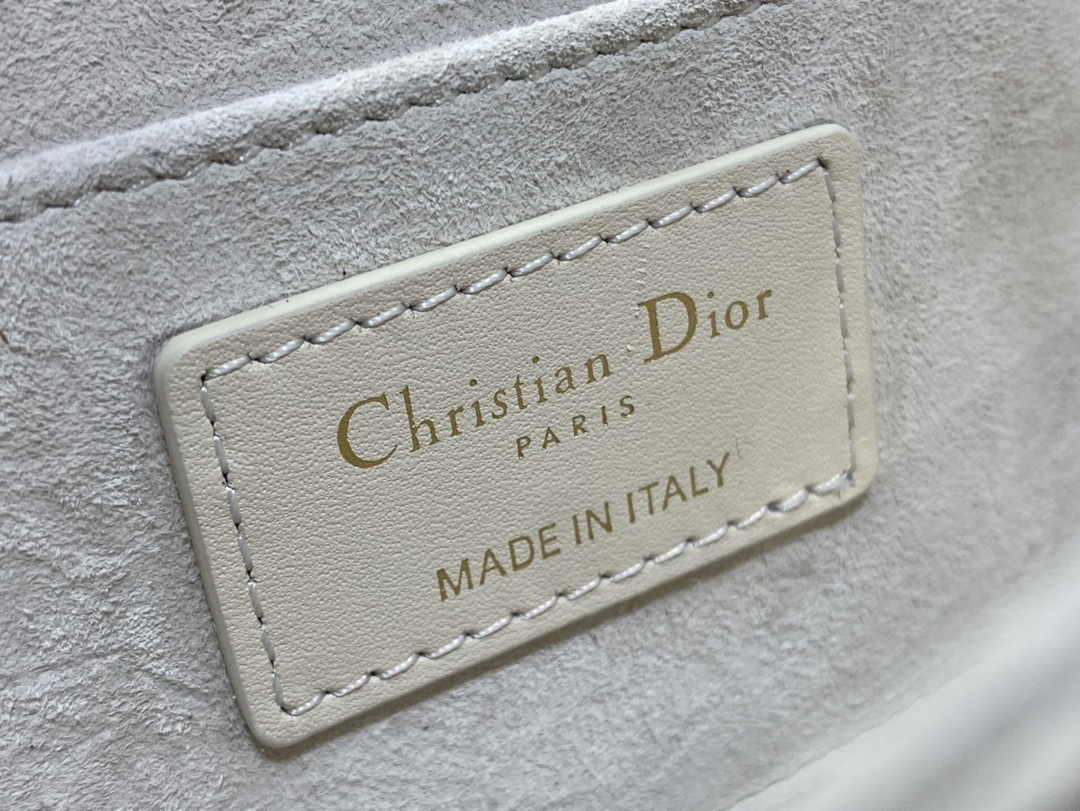 Dior Small 30 Montaigne Avenue Bag White Box Calfskin M9261