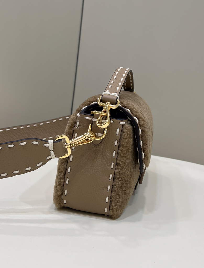 Fendi 8BR600 Baguette leather bag in Tan - Default Title - View 3
