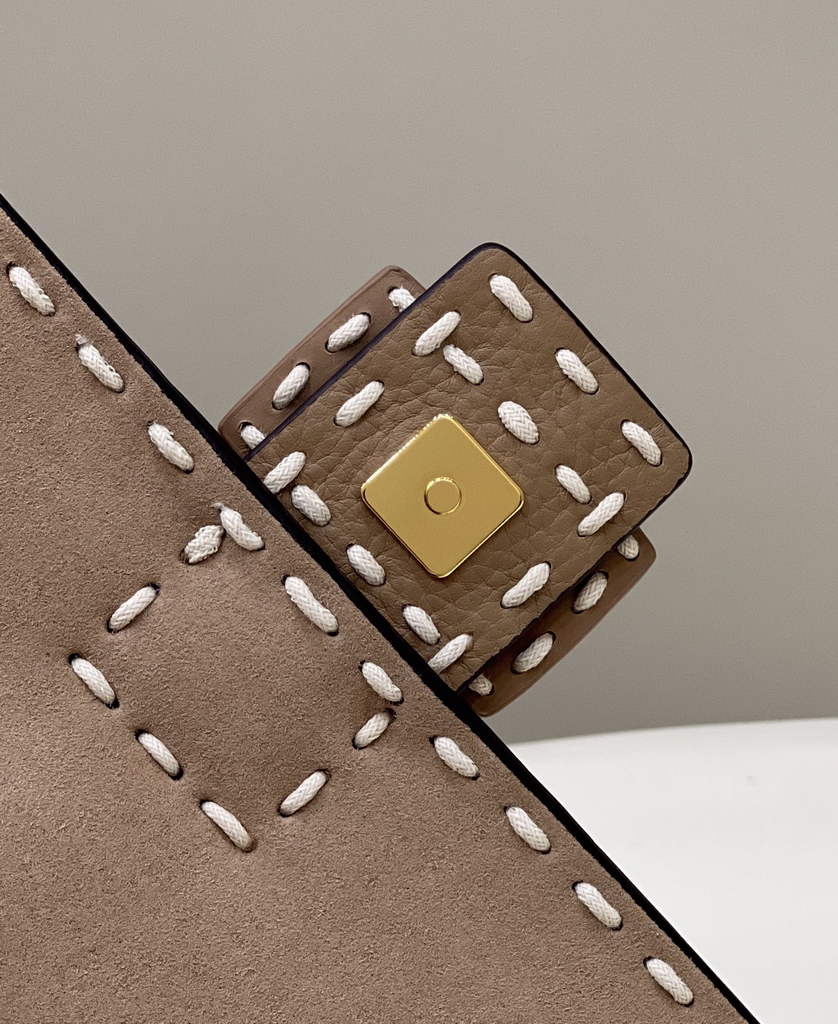 Fendi 8BR600 Baguette leather bag in Tan - Default Title - View 5