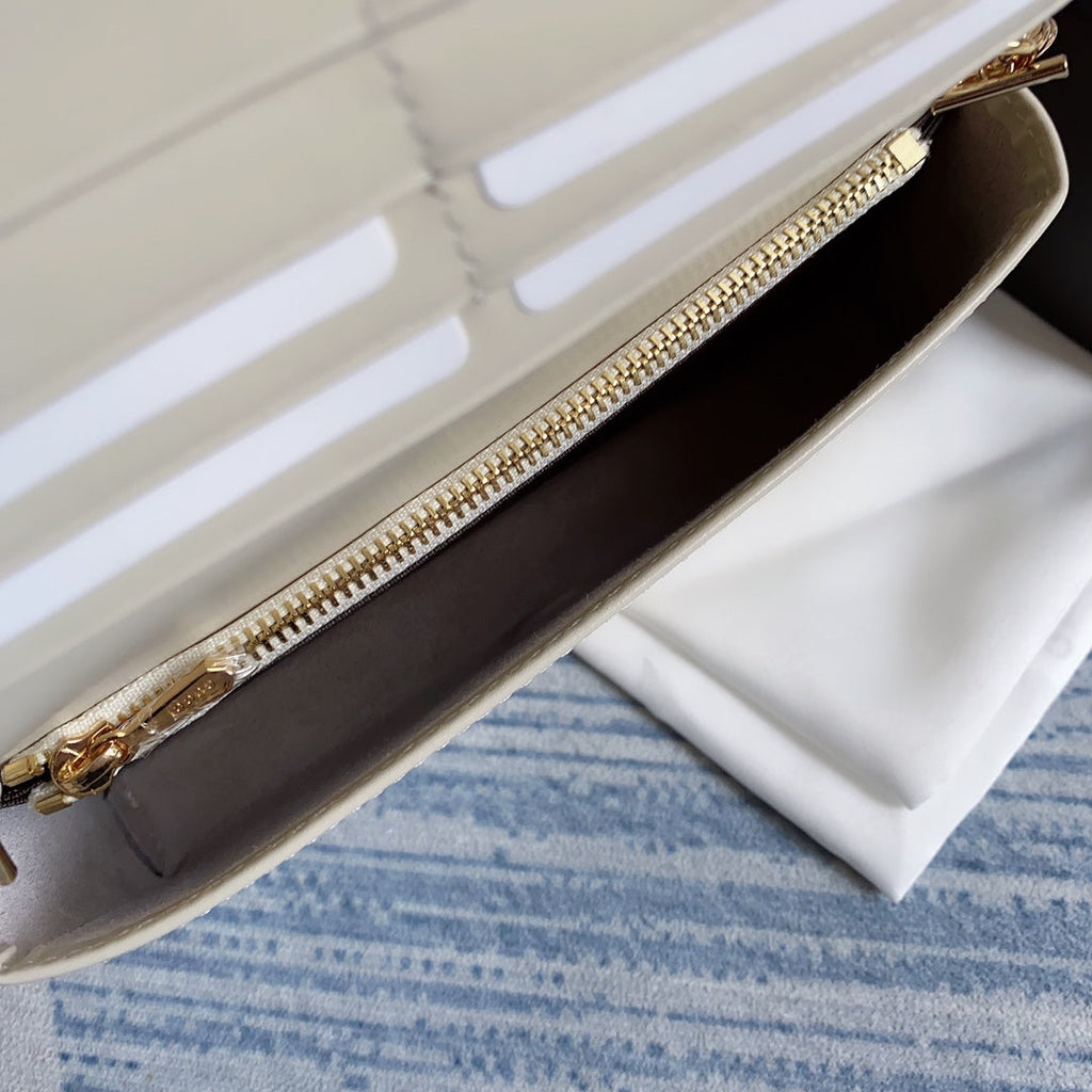 Gucci ‎621892 Horsebit 1955 wallet with chain white leather
