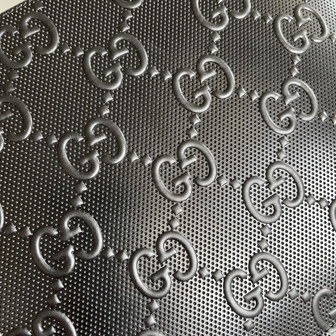 Gucci ‎‎625569 GG embossed pouch Black