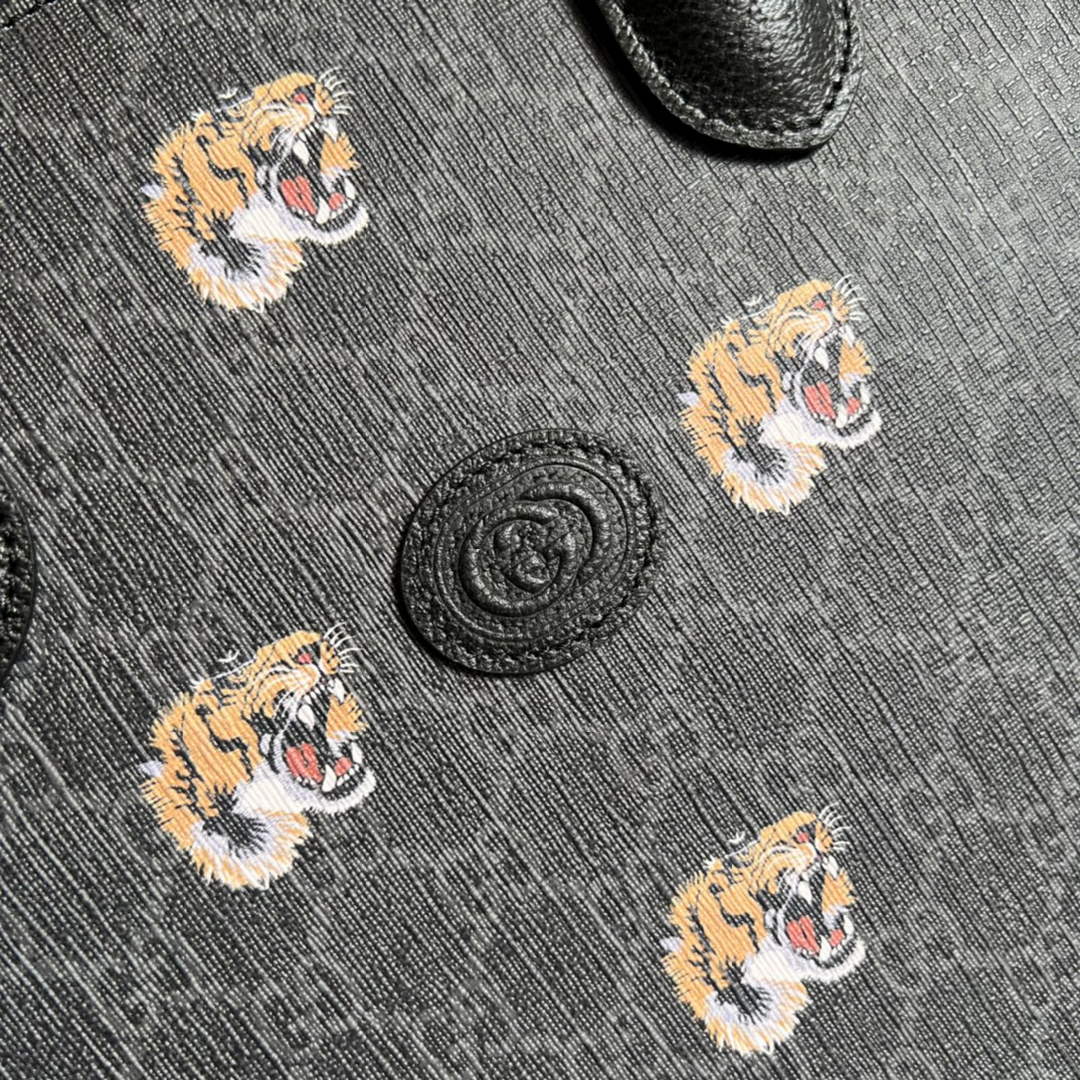 Gucci ‎674155 Medium tote with Interlocking G tiger Black GG Supreme canvas