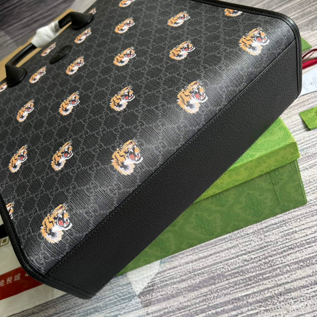 Gucci ‎674155 Medium tote with Interlocking G tiger Black GG Supreme canvas