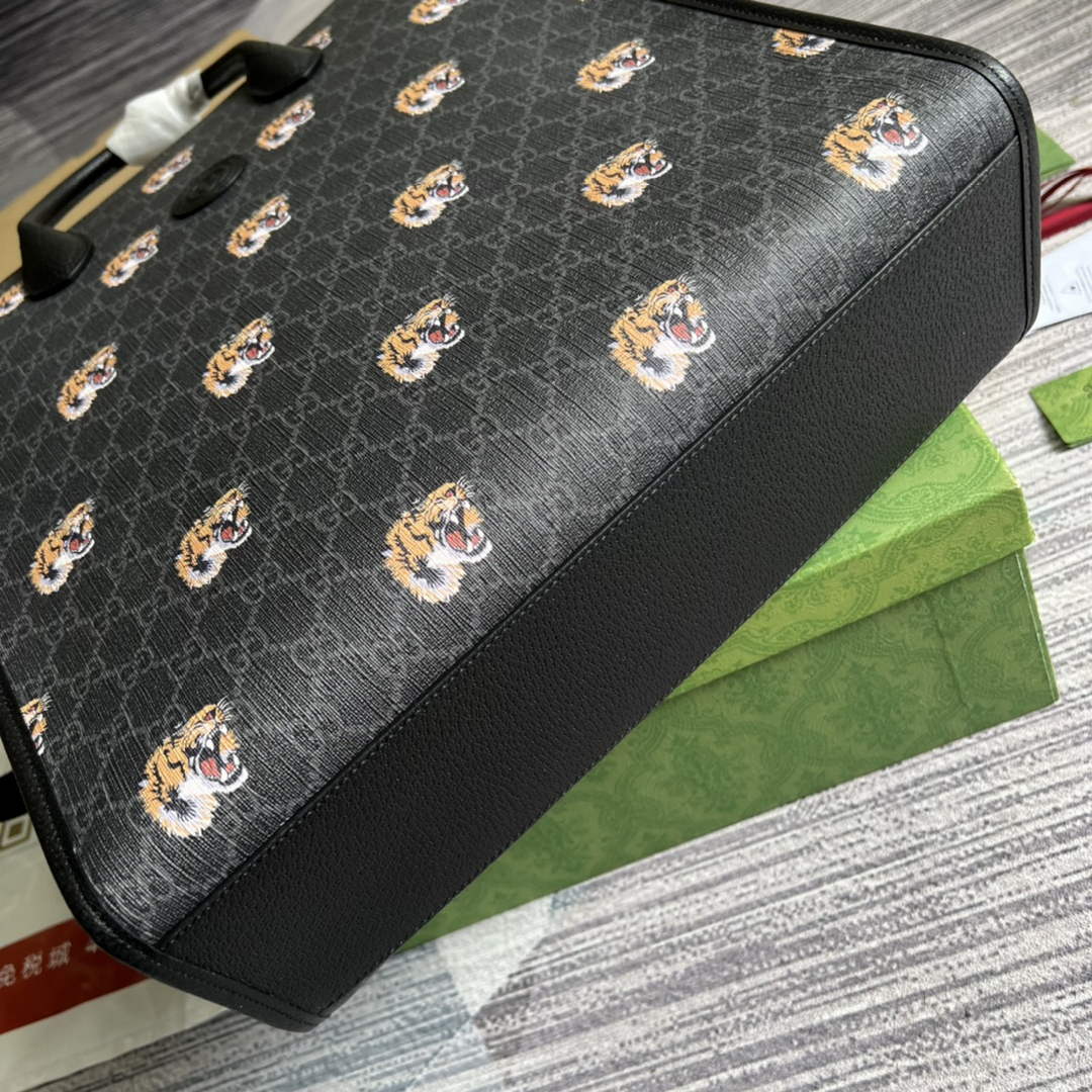 Gucci ‎674155 Medium tote with Interlocking G tiger Black GG Supreme canvas