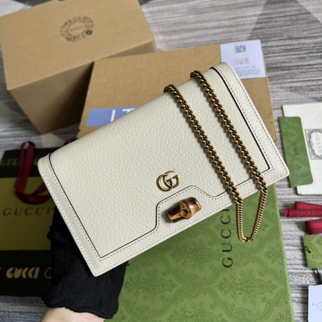 Gucci 696817 Diana mini bag with bamboo White leather