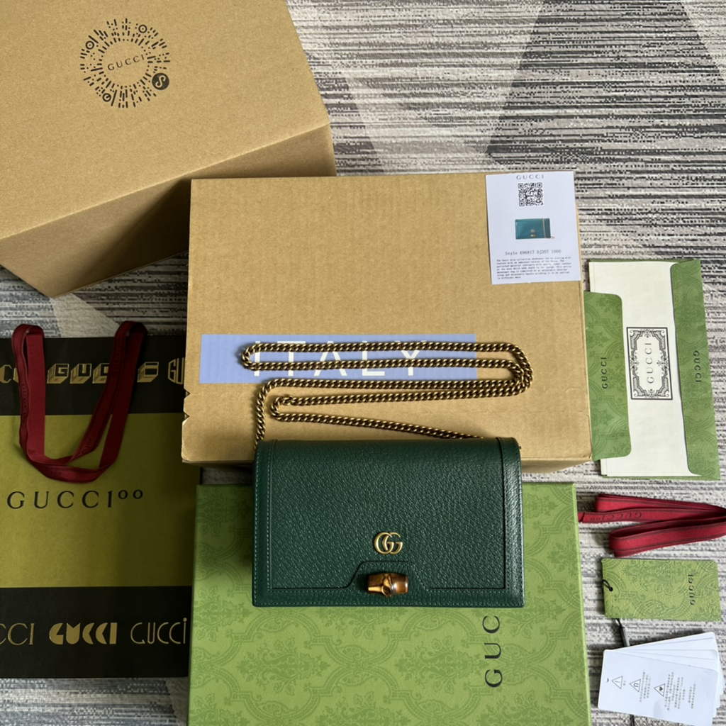Gucci 696817 Diana mini bag with bamboo Green leather