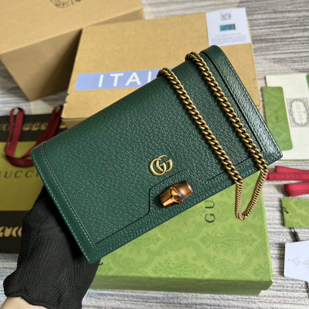 Gucci 696817 Diana mini bag with bamboo Green leather
