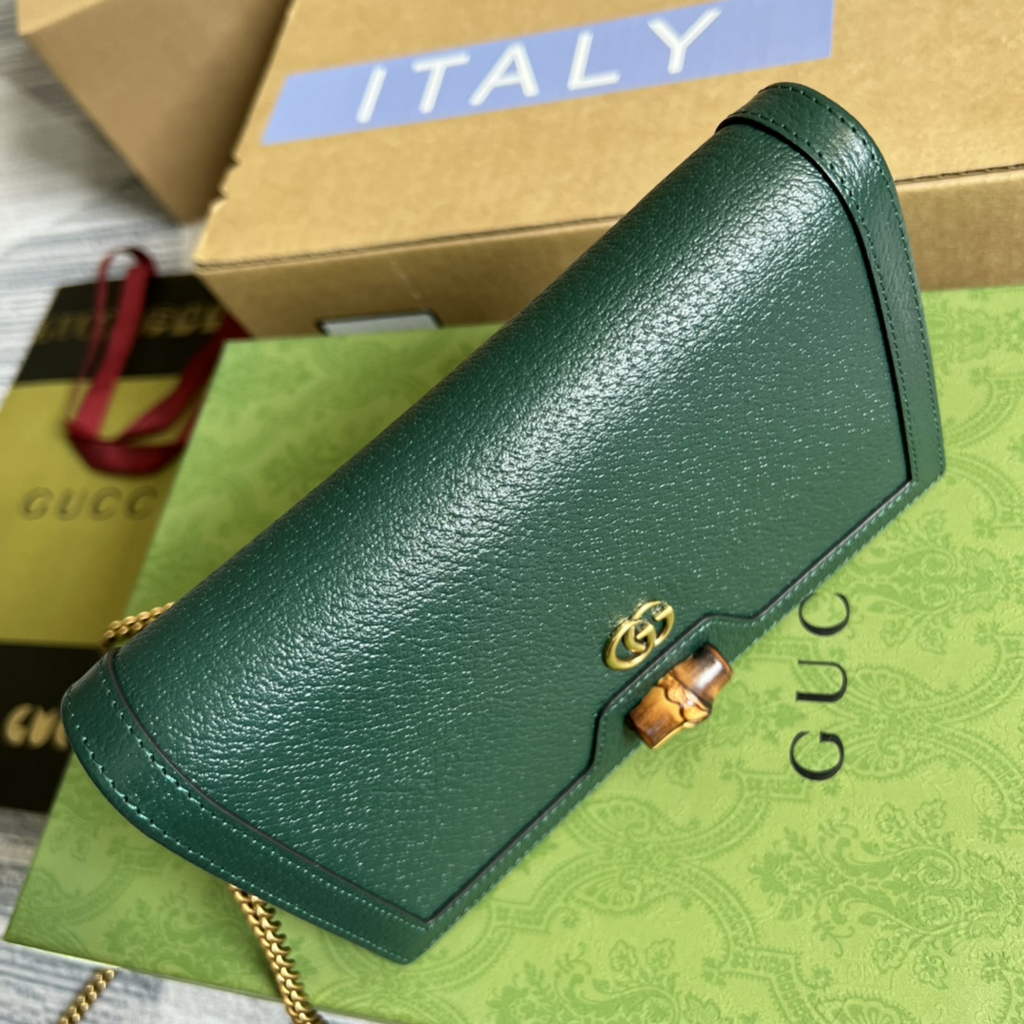Gucci 696817 Diana mini bag with bamboo Green leather