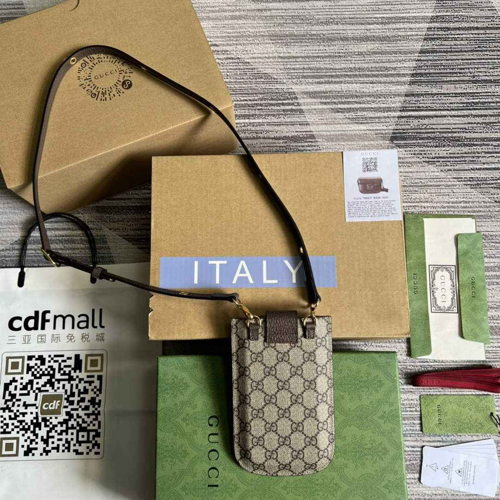 Gucci ‎‎700732 cat print phone case Beige and ebony GG Supreme canvas