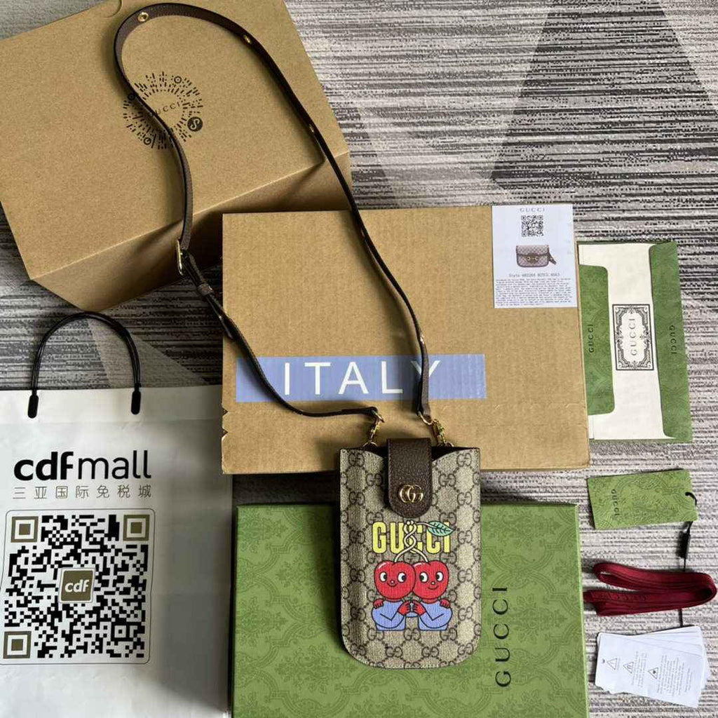 Gucci ‎‎700732 cherry print phone case Beige and ebony GG Supreme canvas