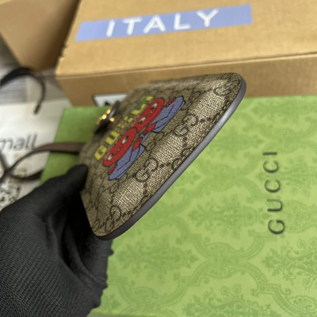 Gucci ‎‎700732 cherry print phone case Beige and ebony GG Supreme canvas