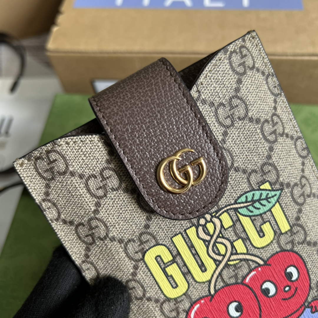 Gucci ‎‎700732 cherry print phone case Beige and ebony GG Supreme canvas