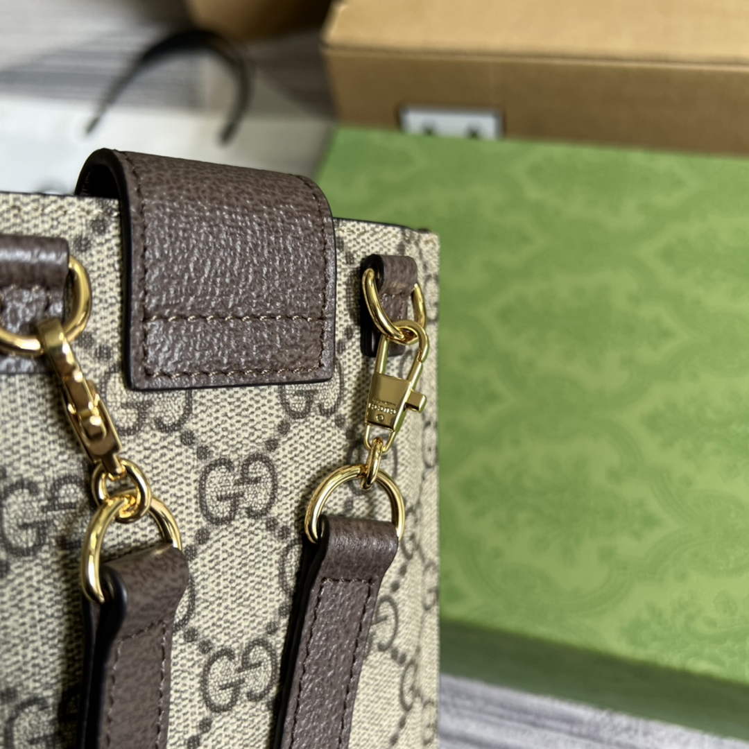 Gucci ‎‎700732 cherry print phone case Beige and ebony GG Supreme canvas