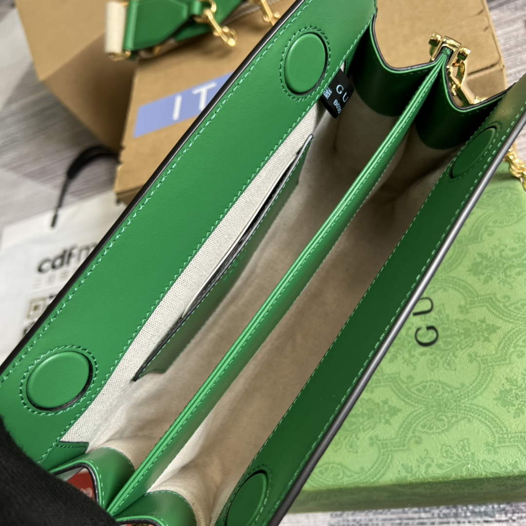 Gucci ‎‎702200 GG Matelassé leather small green