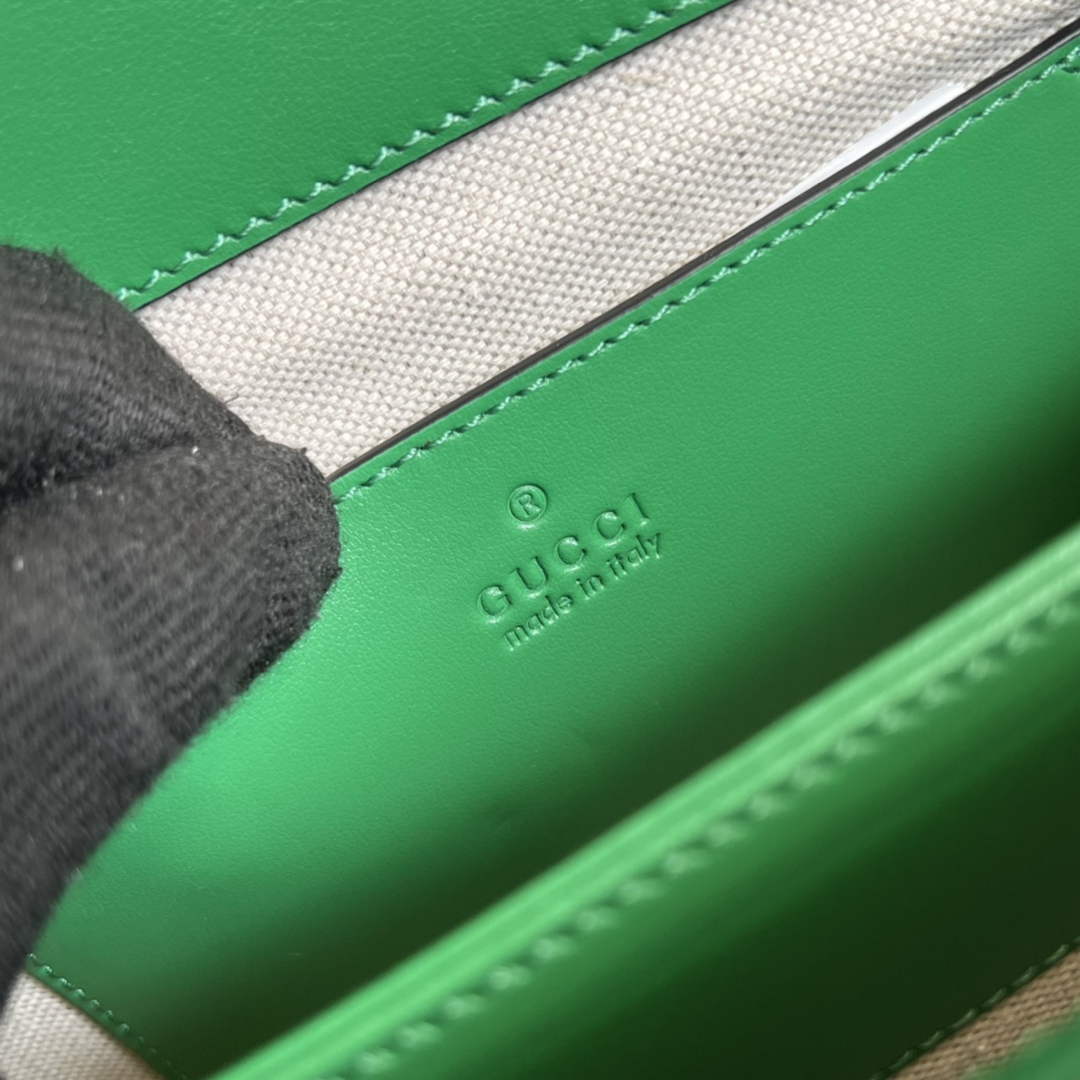 Gucci ‎‎702200 GG Matelassé leather small green