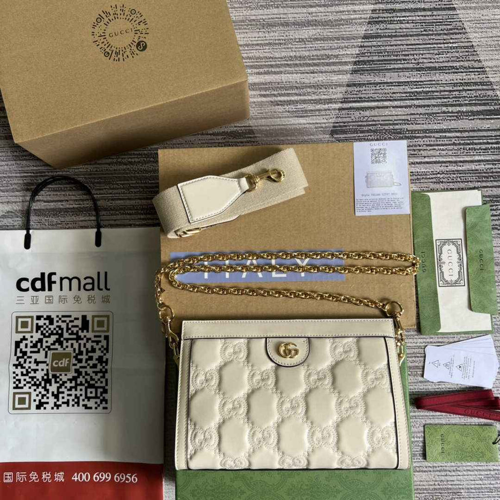 Gucci ‎‎702200 GG Matelassé leather small white