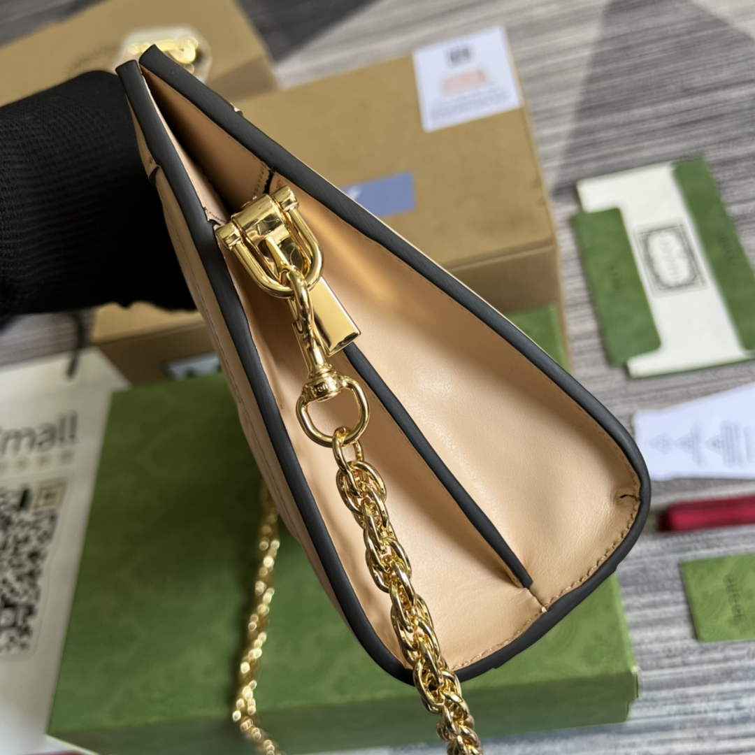 Gucci ‎‎702200 GG Matelassé leather small beige