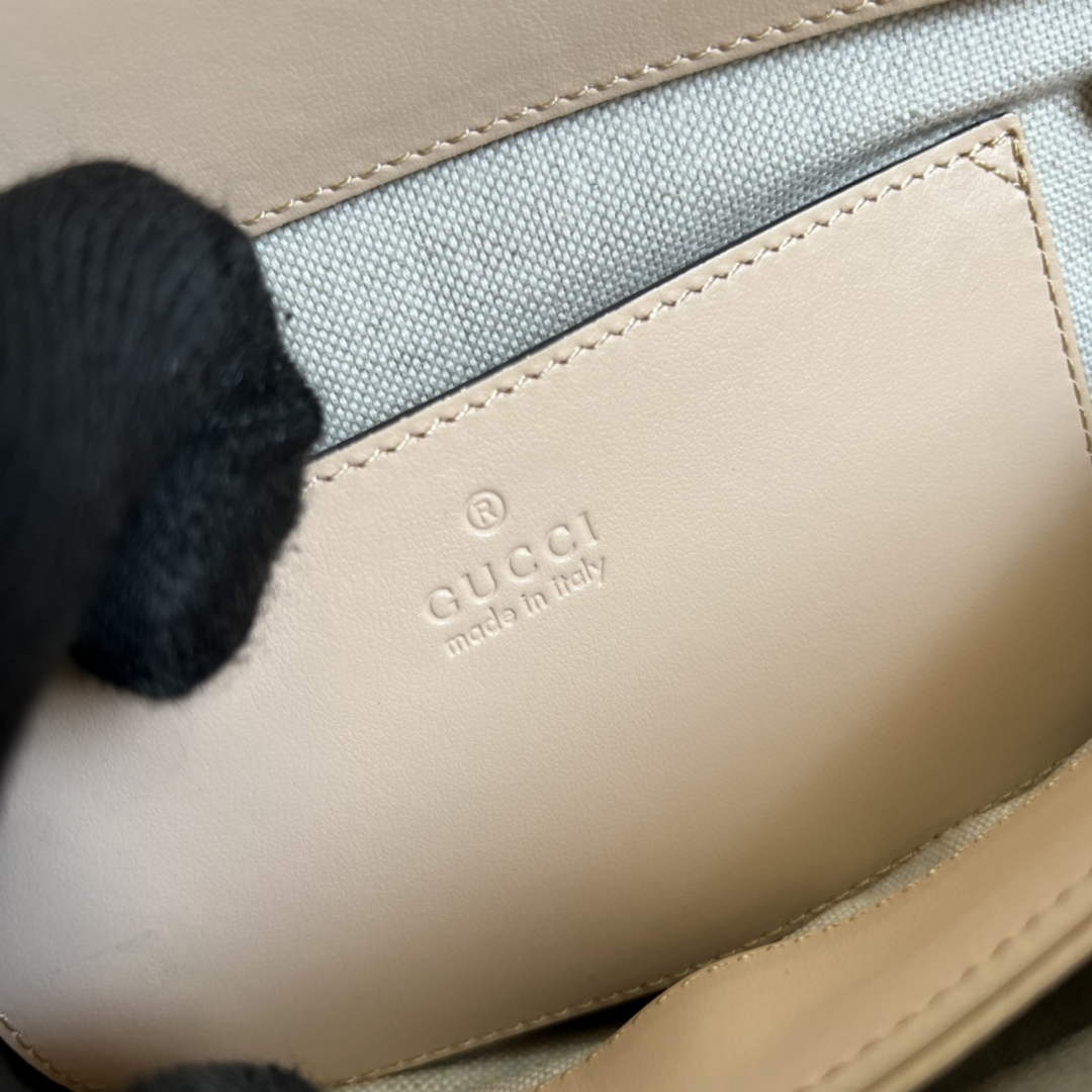 Gucci ‎‎702200 GG Matelassé leather small beige