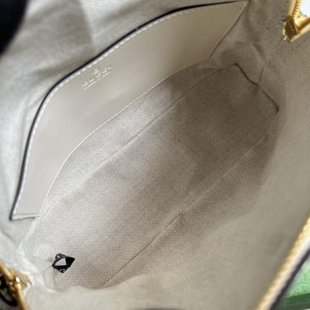 Gucci ‎‎702229 GG Matelassé leather small bag beige