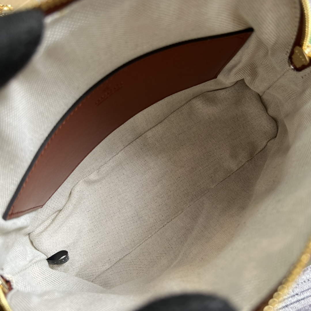 Gucci ‎‎702229 GG Matelassé leather small bag light brown