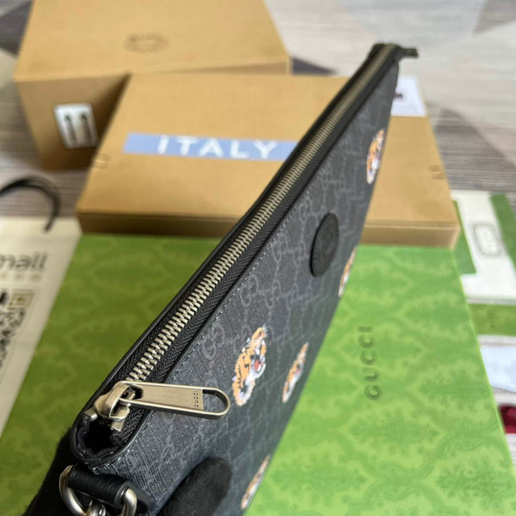 Gucci ‎709057 Tiger pouch bag black