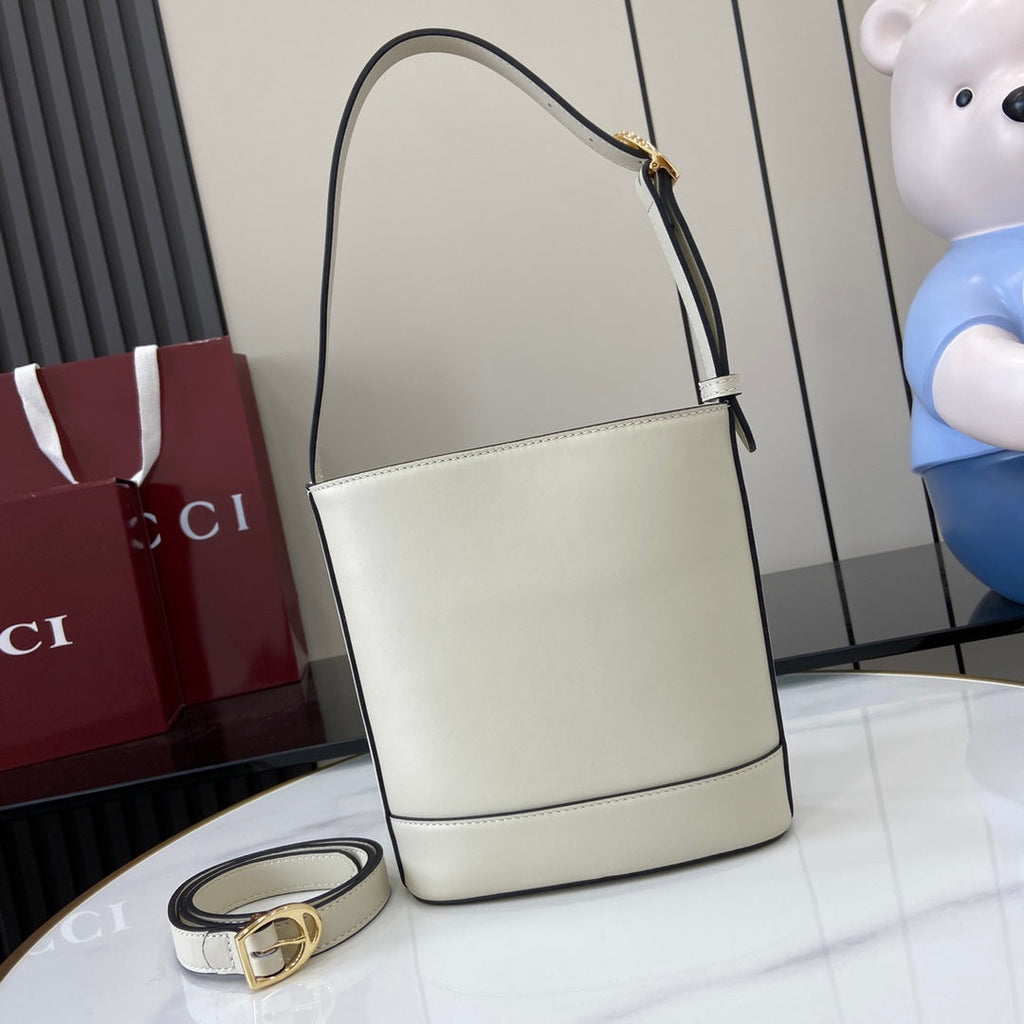 Gucci 73 mini bucket bag, 833665 in white leather
