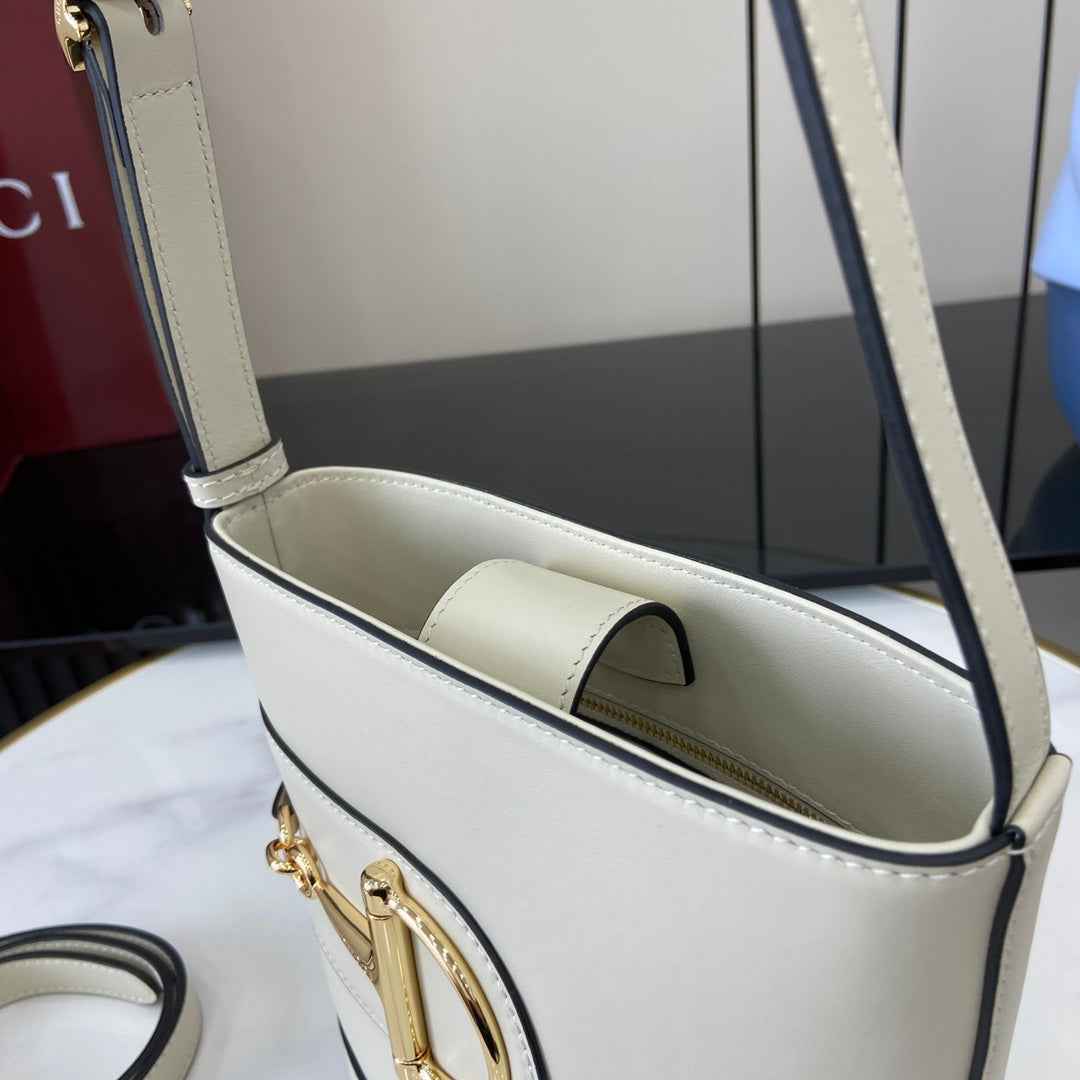 Gucci 73 mini bucket bag, 833665 in white leather