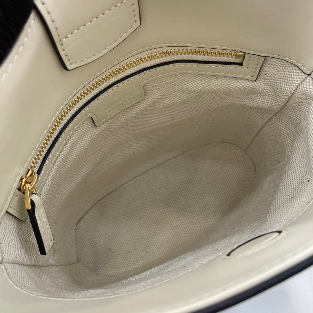 Gucci 73 mini bucket bag, 833665 in white leather