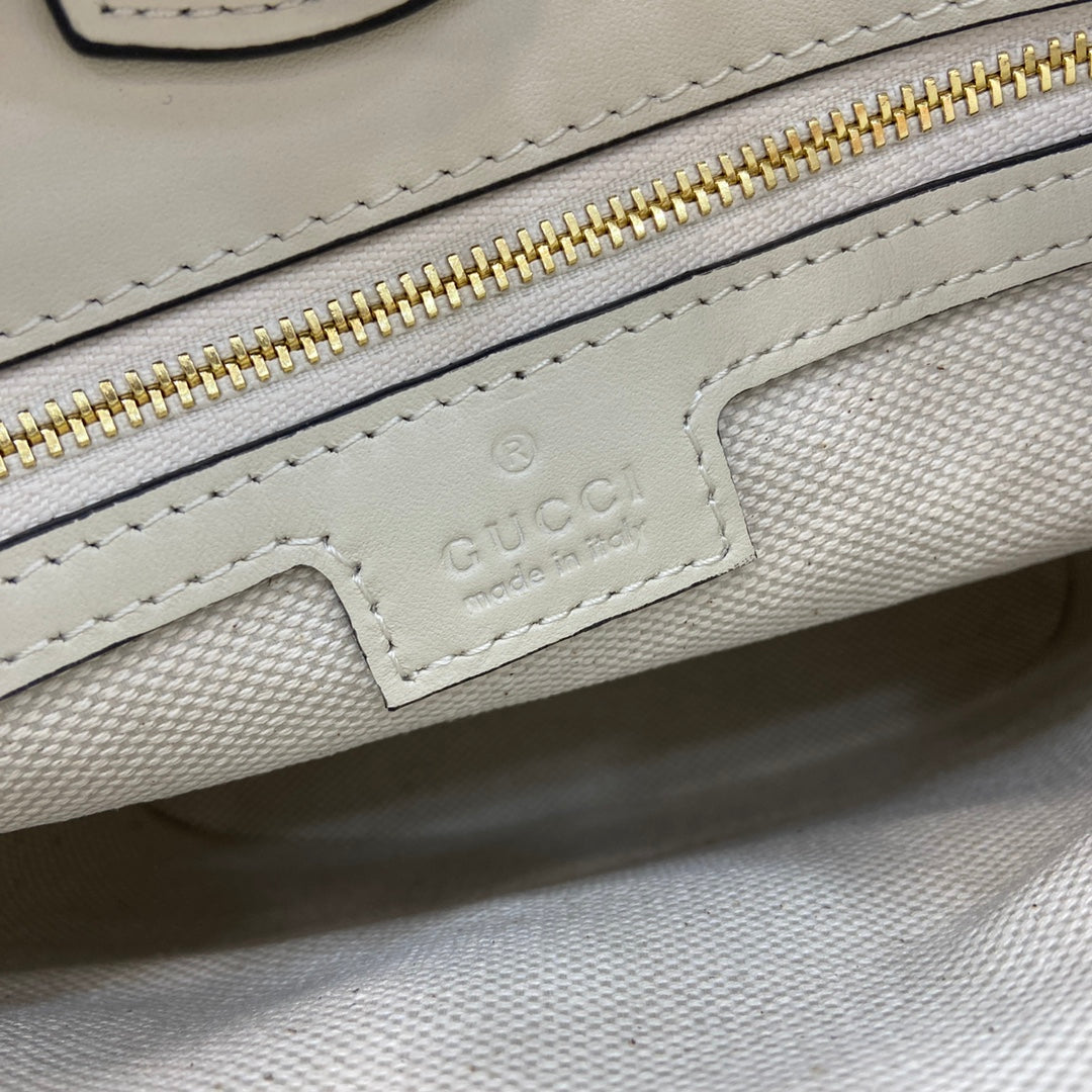 Gucci 73 mini bucket bag, 833665 in white leather