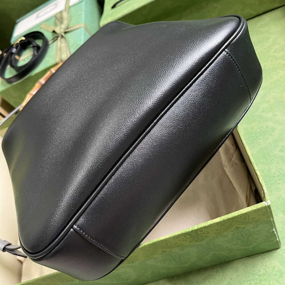 Gucci 746124 Diana medium shoulder bag in black leather