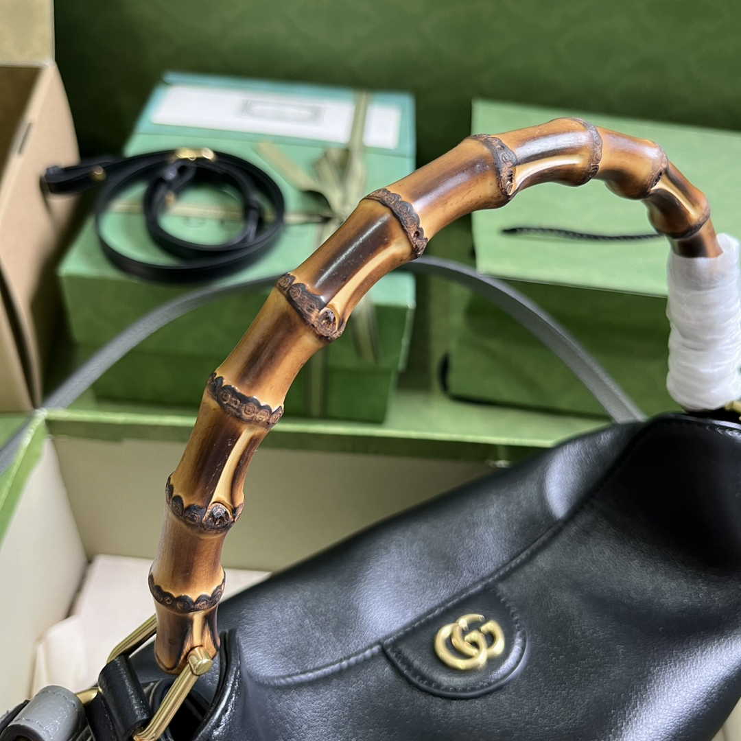 Gucci 746124 Diana medium shoulder bag in black leather
