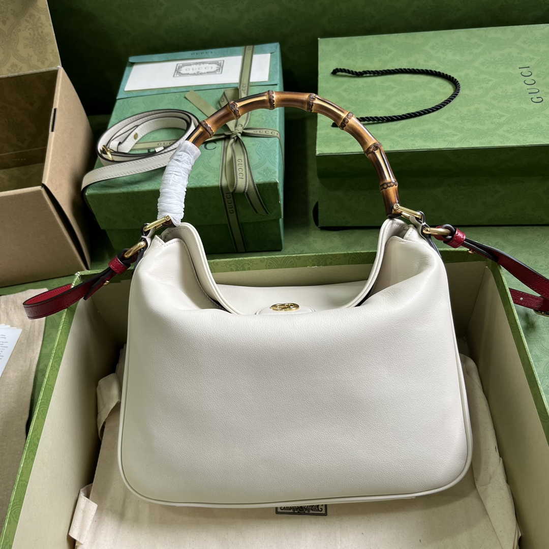 Gucci 746124 Diana medium shoulder bag in Beige leather