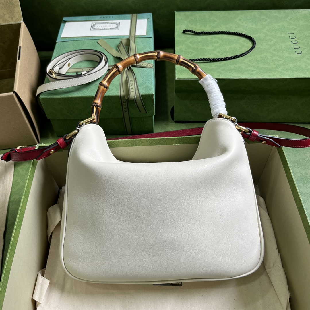 Gucci 746124 Diana medium shoulder bag in Beige leather