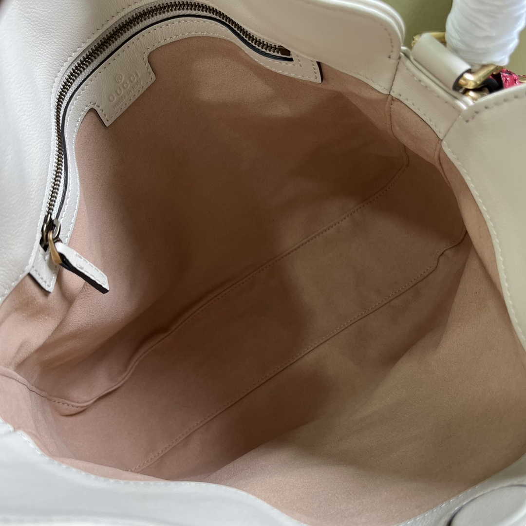 Gucci 746124 Diana medium shoulder bag in Beige leather