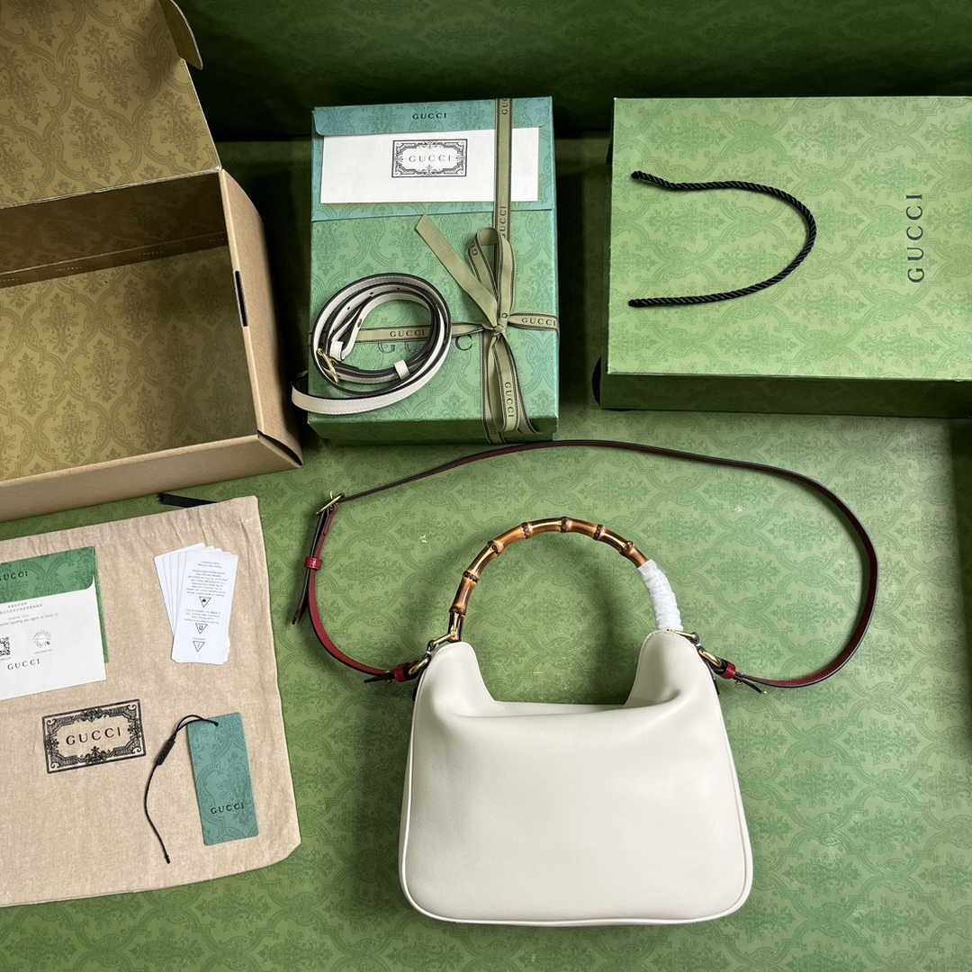 Gucci 746124 Diana medium shoulder bag in Beige leather