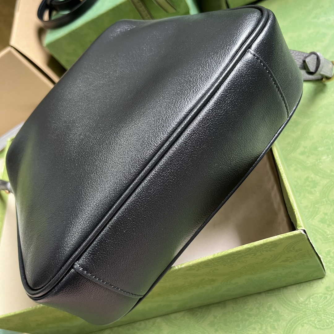 Gucci 746251 Diana small shoulder bag in black leather