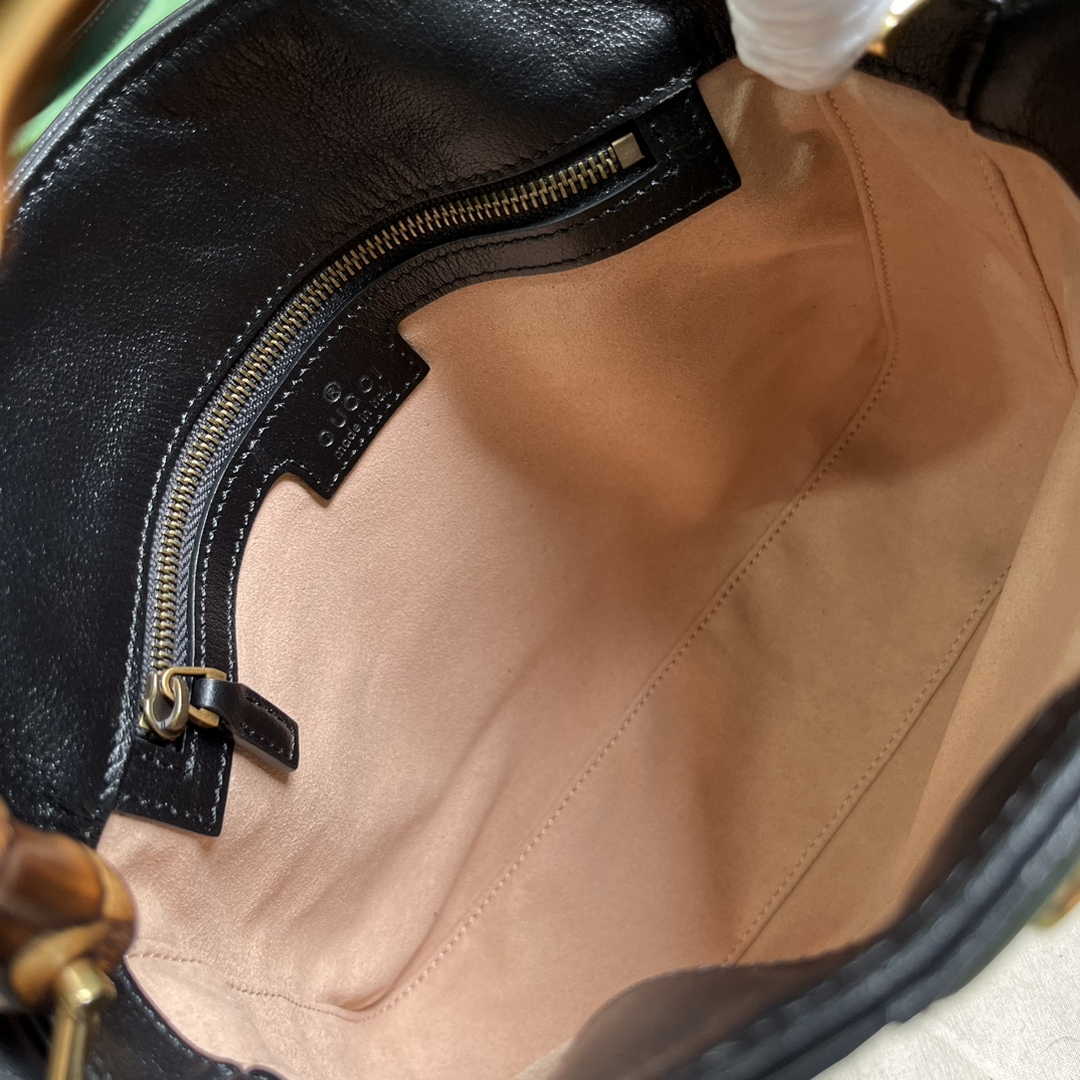 Gucci 746251 Diana small shoulder bag in black leather