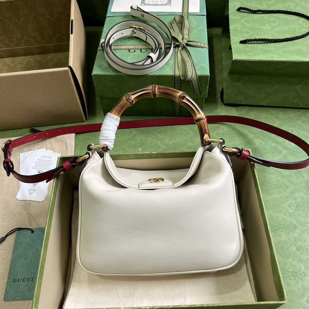 Gucci 746251 Diana small shoulder bag in beige leather