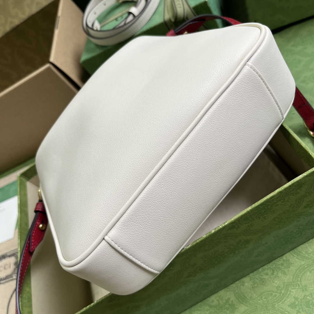 Gucci 746251 Diana small shoulder bag in beige leather